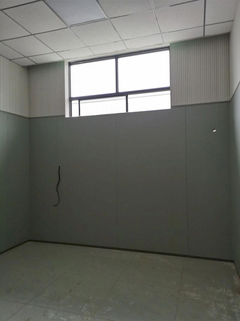 阻尼隔音毡粘贴到屋顶