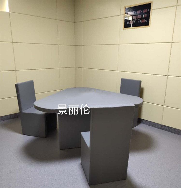 审讯室皮革软包防撞三角桌椅搭配米色防撞软包墙面,公安办案区询问室防自伤整体装修实景