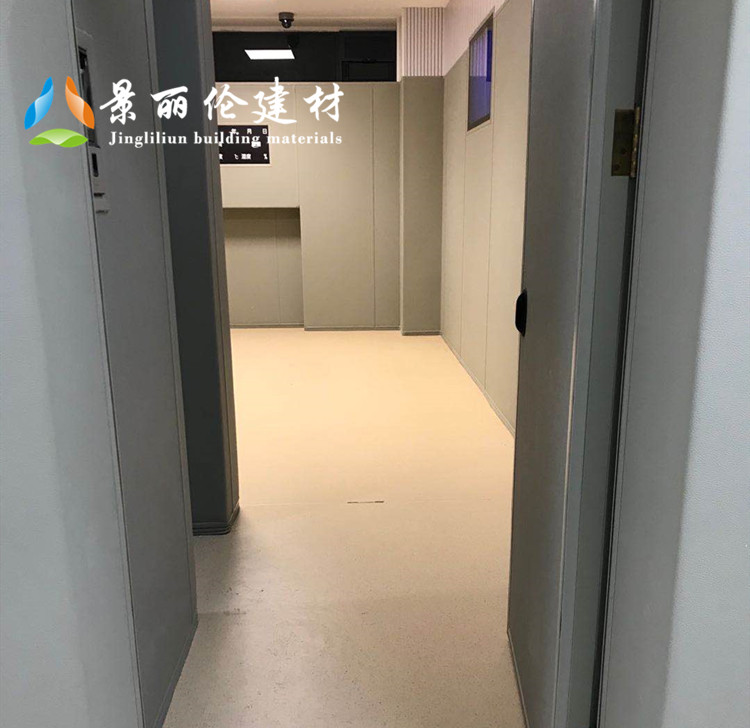 公检法办案区审讯室灰色防撞软包墙面安装实景,高密度海绵软包满铺防自伤设计