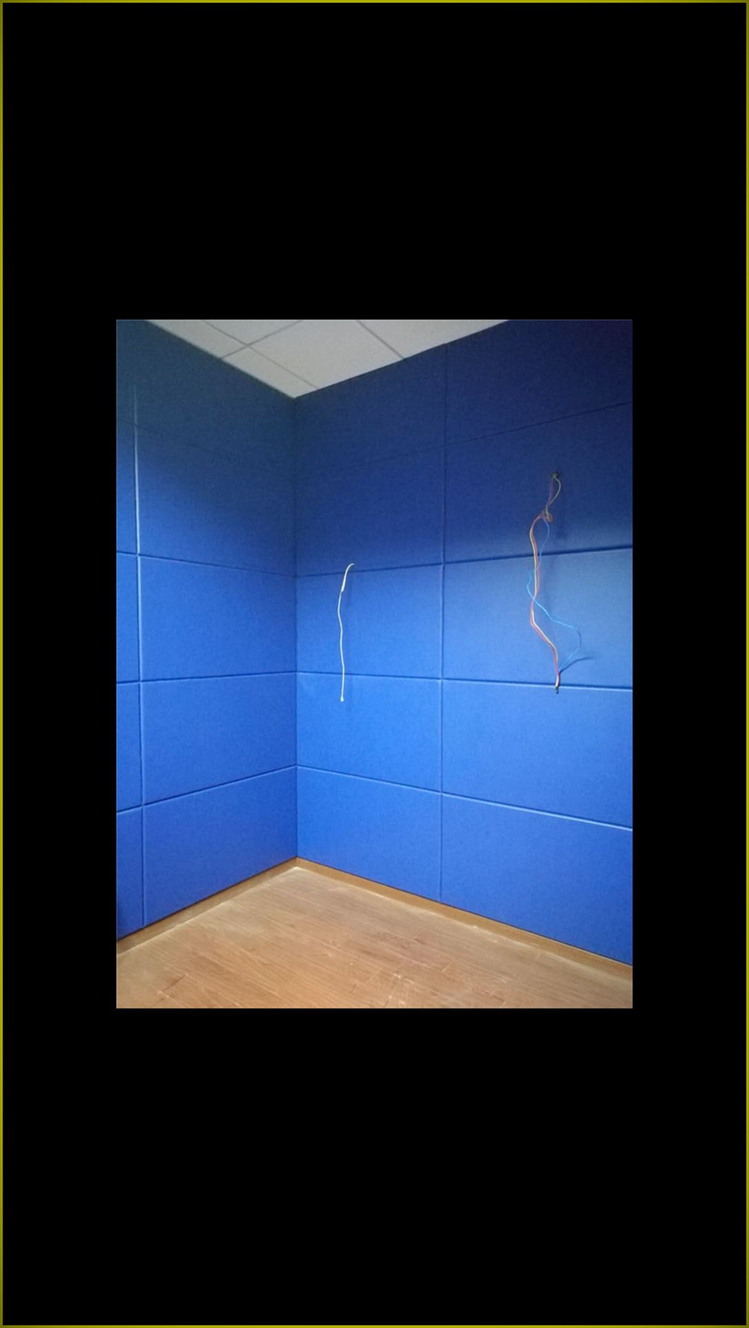 蓝色皮革防撞软包墙面整体安装实景,高密度海绵软包适用于审讯室办案区防自伤处理